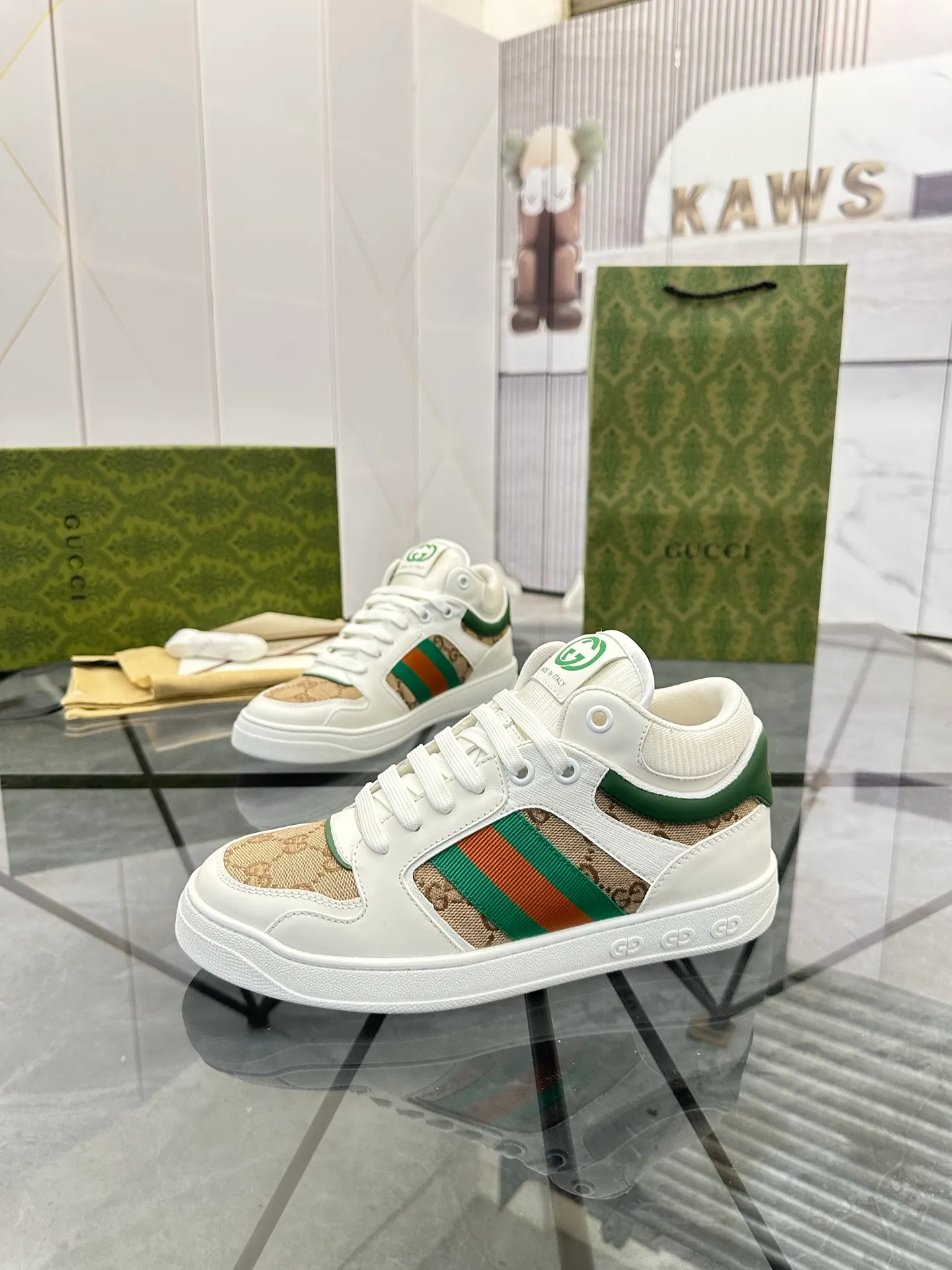 Selling men's shoes 💰: 💰P560¥ Top quality Product trademark: Gucci* "Gucci*" low-top casual shoes Regular size: 38-44 (can be customized to 45.46.) Product material: imported first-layer cowhide leather upper, breathable lining, original outsole. No.: 004
